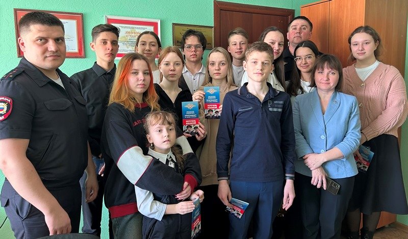 Соликамские стражи порядка провели тематическую встречу с местными гимназистами